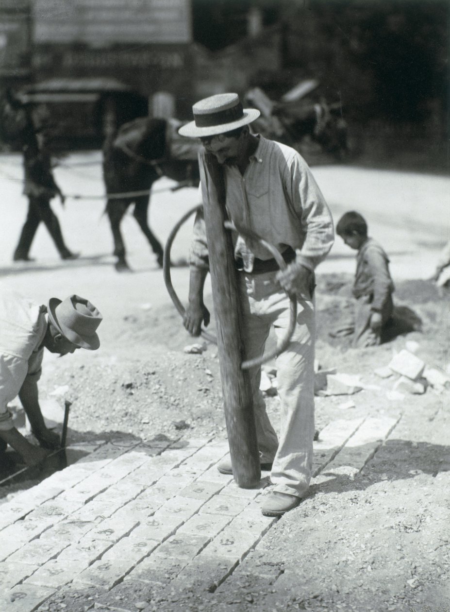 Street Paver, 1910 (zselatin ezüst nyomat) alkotó: Eugène Atget
