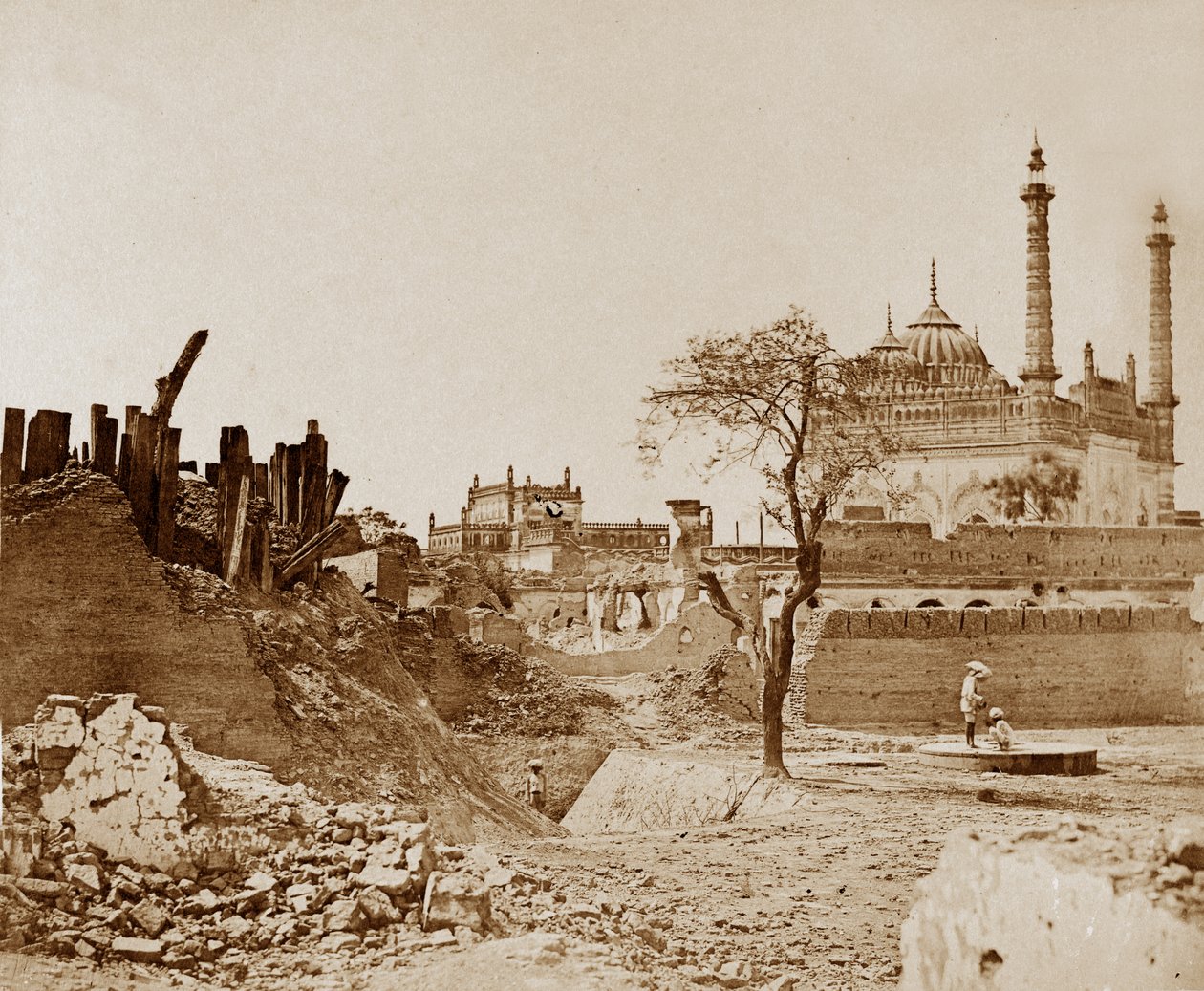 Az akkumulátor a Begum Kotee közelében, Lucknow alkotó: Felice Beato