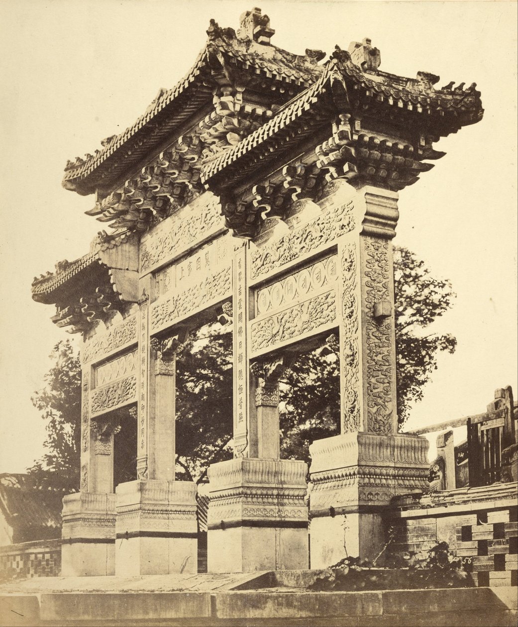 Arch a láma templomban Peking közelében alkotó: Felice Beato