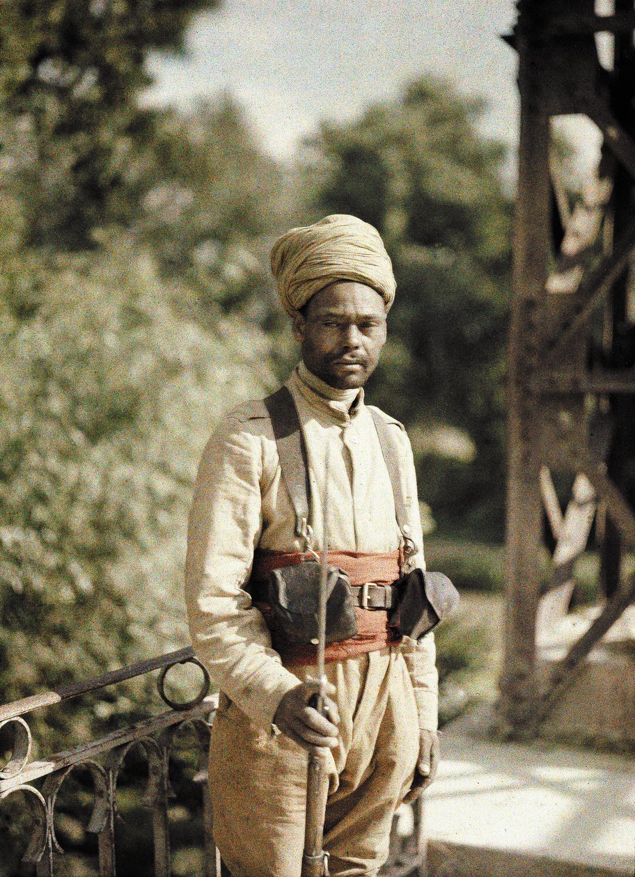 Algériai őr egy hídon, Pommiers, Aisne, Franciaország, 1917 (autokróm) alkotó: Fernand Cuville
