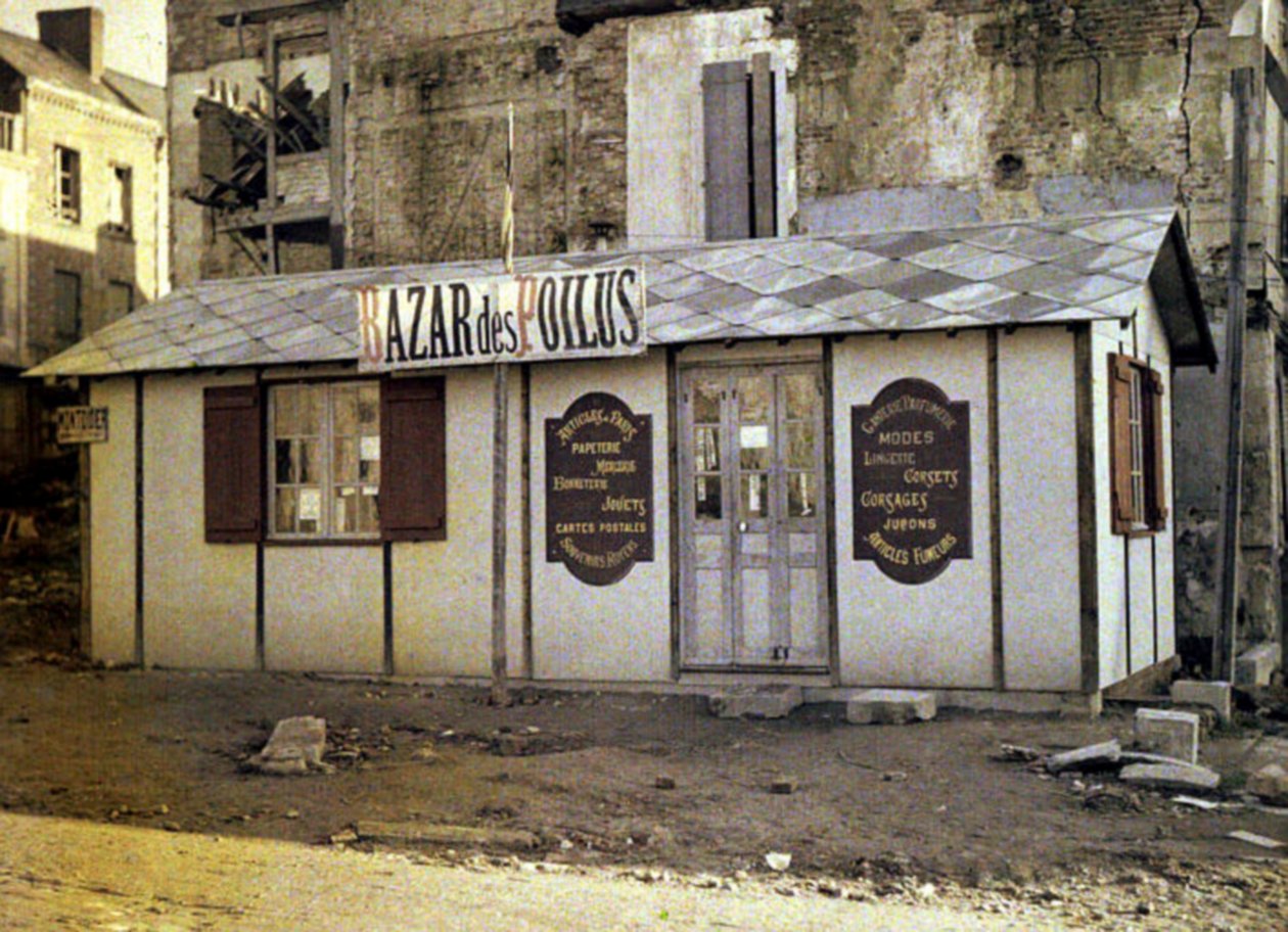 „Bazar des Poilus”, francia laktanya, textil- és papírtermékeket árusító üzlet, Roye, Somme, Franciaország, 1917 (autokróm) alkotó: Fernand Cuville