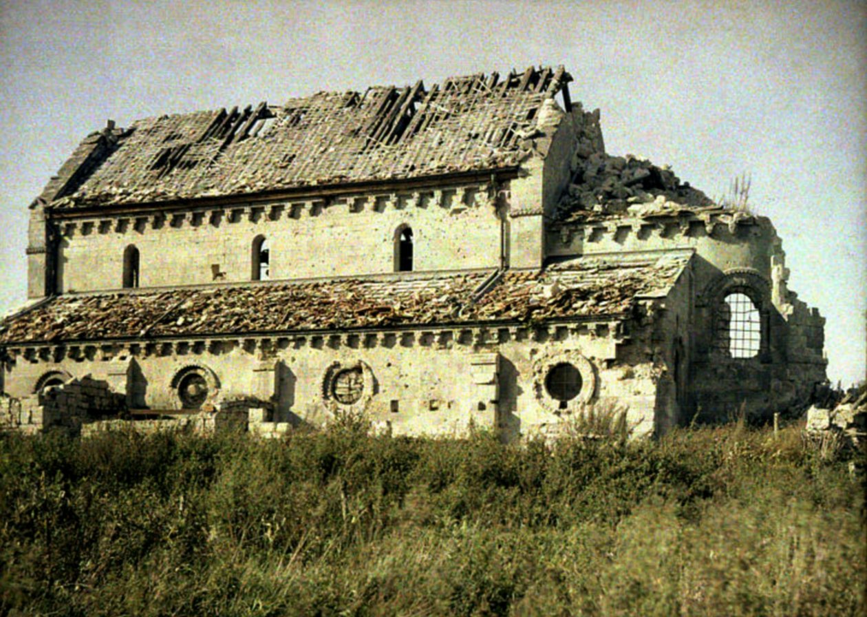 Tüzérségi tűzben megsérült templom, Tracy-le-Val, D