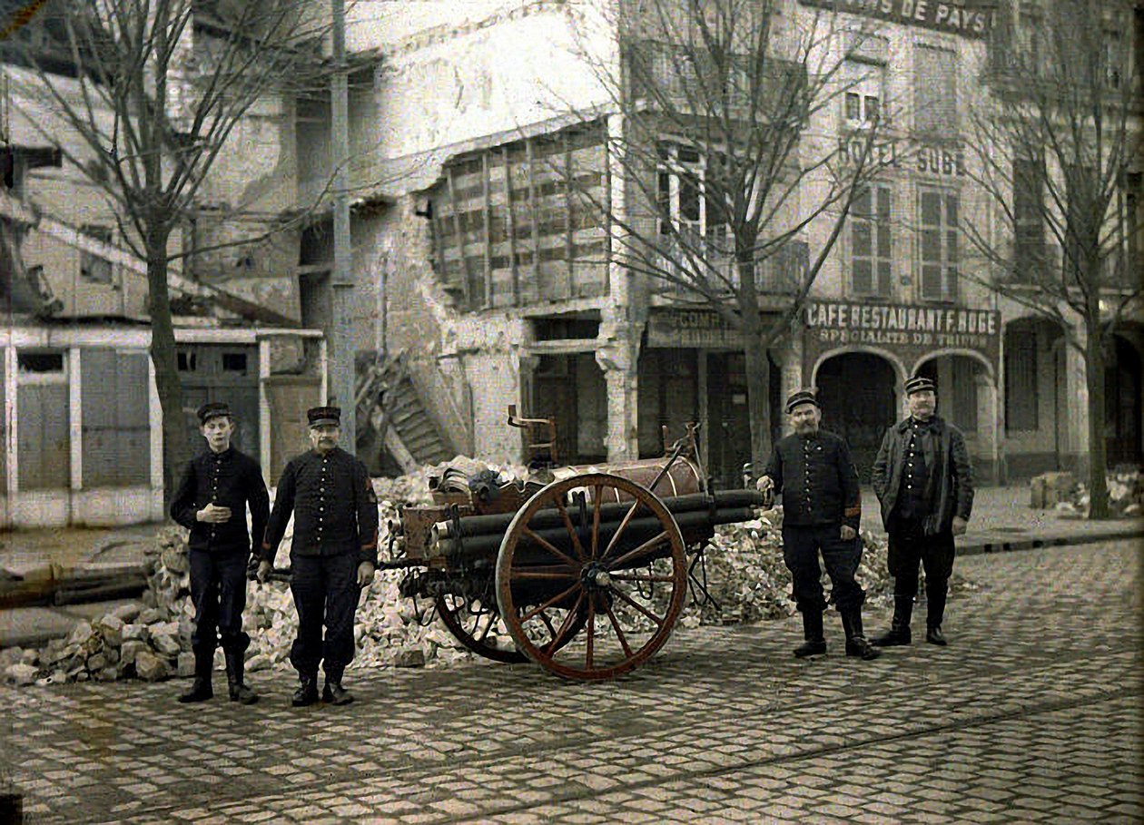Négy tűzoltó felszereléssel, Reims, Marne, Franciaország, 1917 (autokróm) alkotó: Fernand Cuville