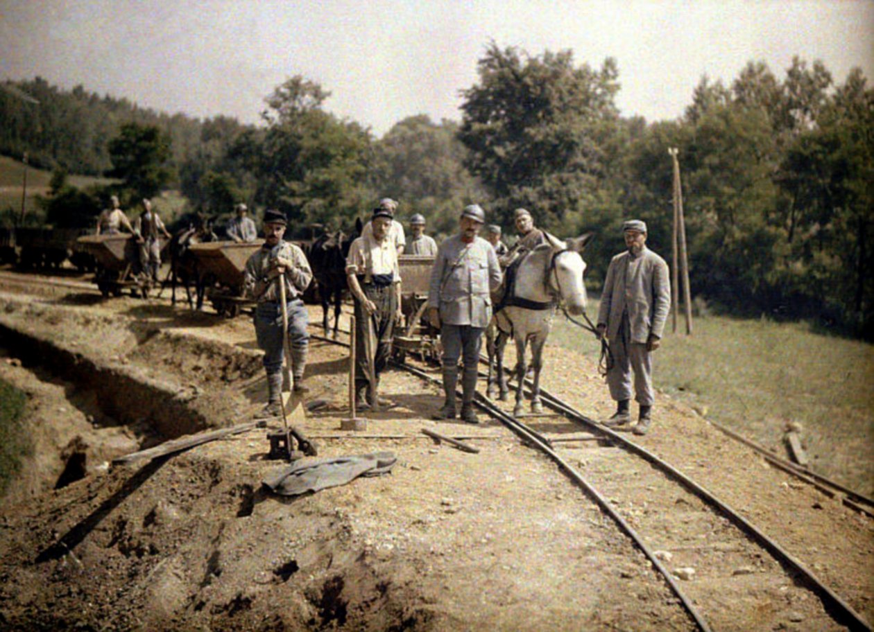 A 11. tüzérezred francia katonái síneket szerelnek egy 600 mm-es (keskeny) nyomtávú vasútvonalhoz, Soissons, Aisne, Franciaország, 1917 (autokróm) alkotó: Fernand Cuville
