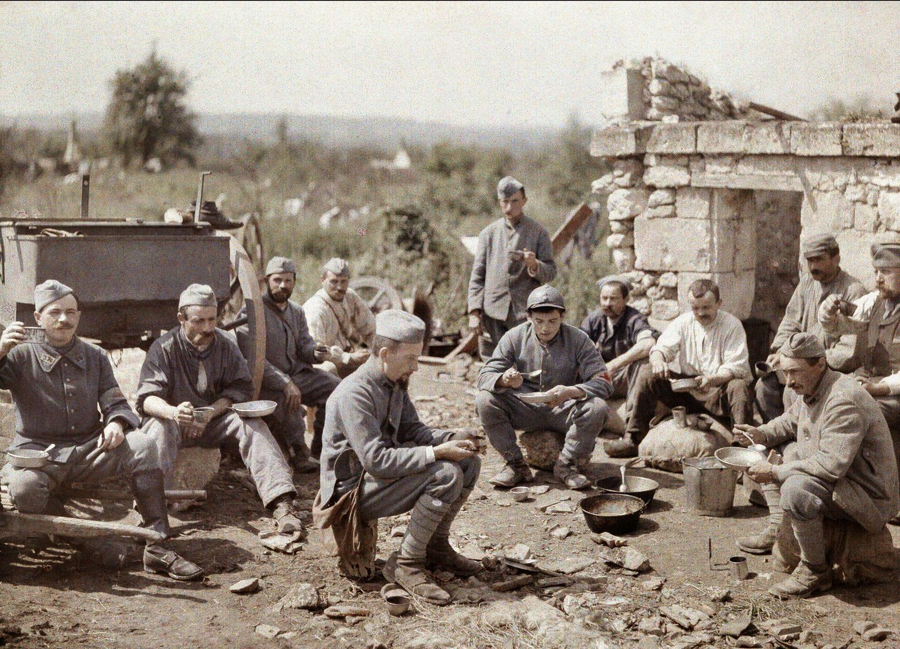 A 370. gyalogezred francia katonái levest esznek az Aisne-i csatában, Franciaország, 1917 (autokróm) alkotó: Fernand Cuville