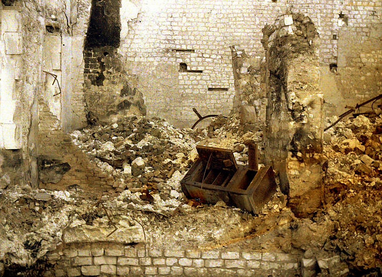 Egy lebombázott ház belseje, Reims, Marne, Franciaország, 1917 (autokróm) alkotó: Fernand Cuville