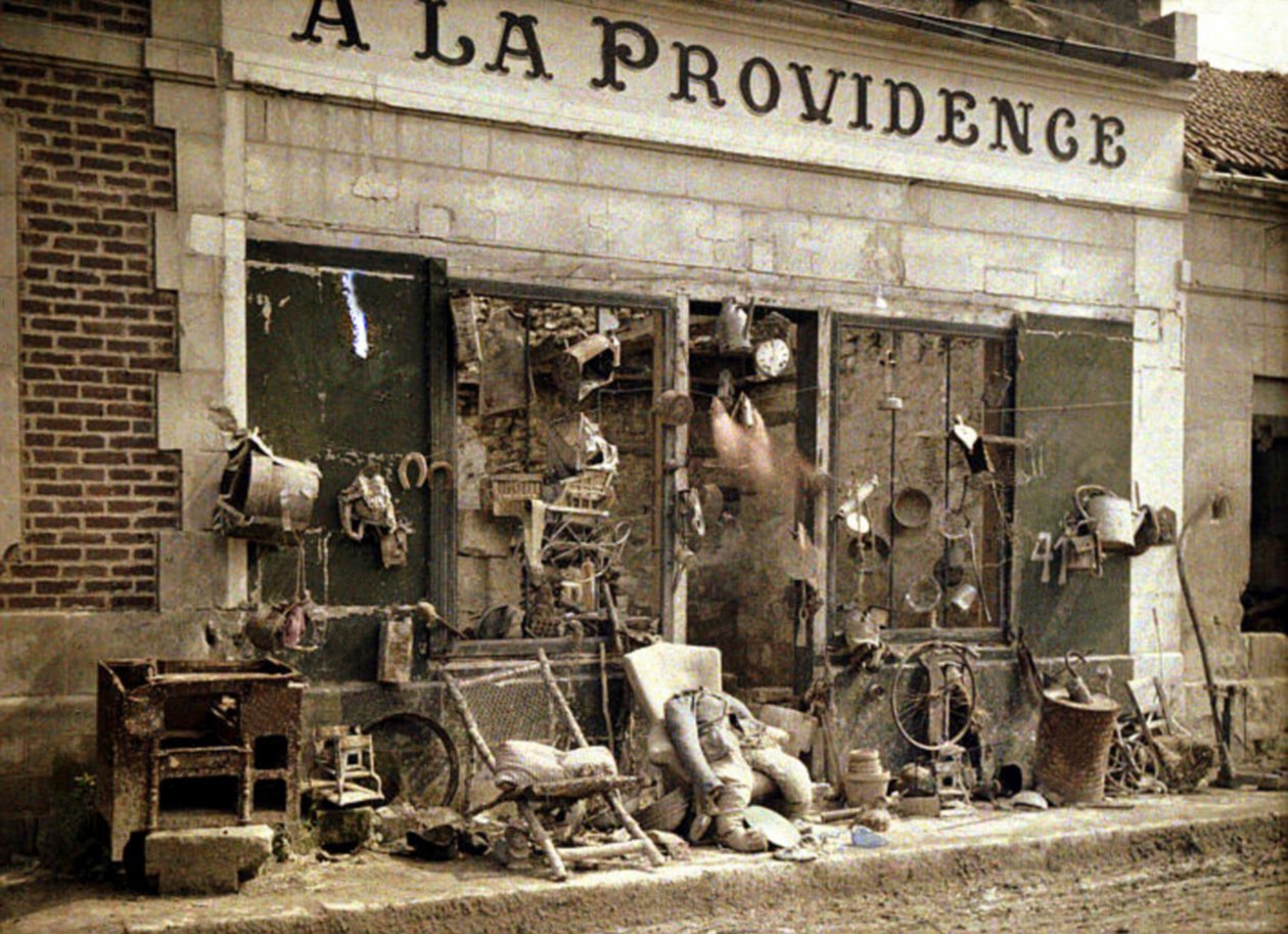 "A La Providence" szemétbolt a németek visszavonulása után, Bucy-le-Long, Aisne, Franciaország, 1917 (autokróm) alkotó: Fernand Cuville