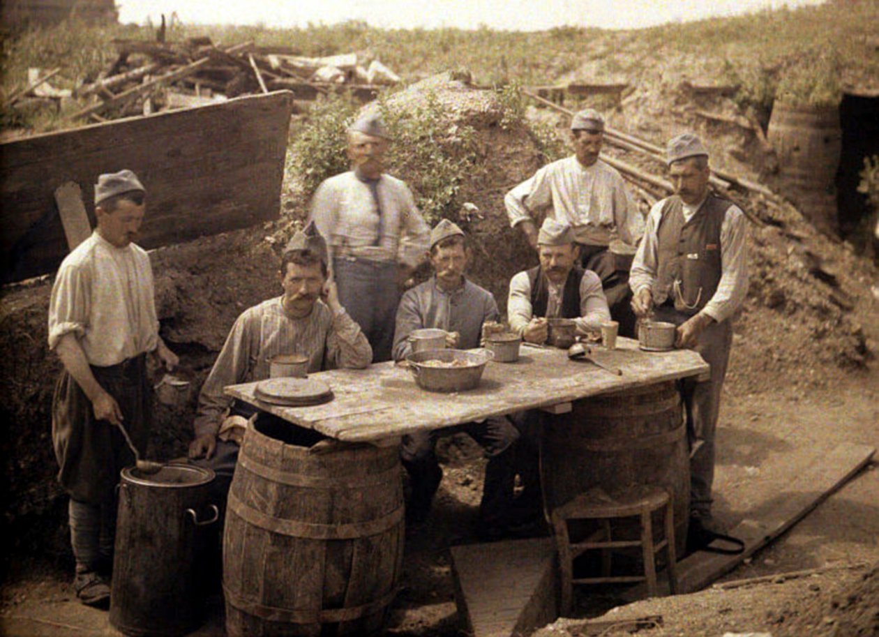 Levesosztás a francia lövészárokban a front hátsó részén, Soissons, Aisne, Franciaország, 1917 (autokróm) alkotó: Fernand Cuville