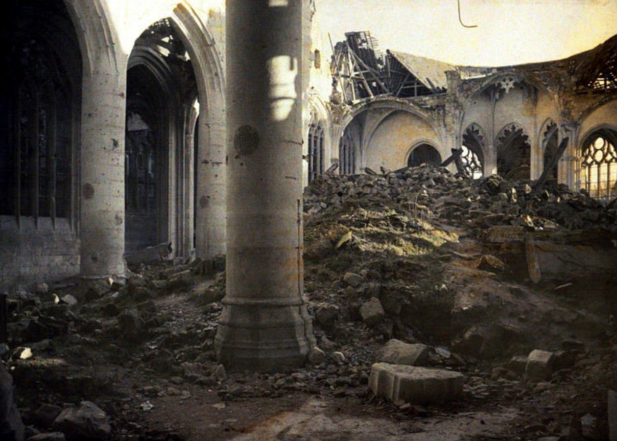 A súlyosan megrongálódott templom belseje, Roye, Somme, Franciaország, 1917 (autokróm) alkotó: Fernand Cuville