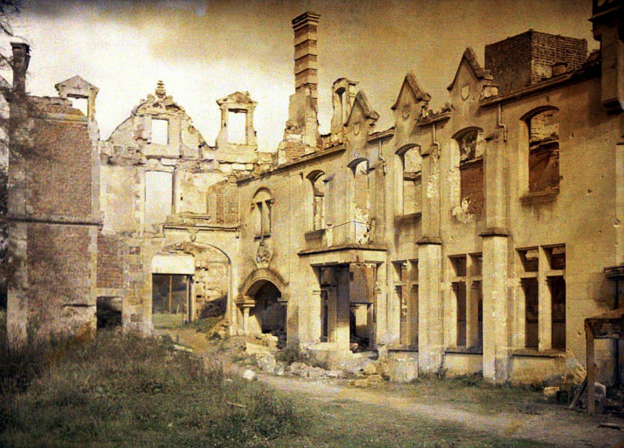 A vár romjai a németek visszavonulása után, Noyon, Oise, Franciaország, 1917 (autokróm) alkotó: Fernand Cuville