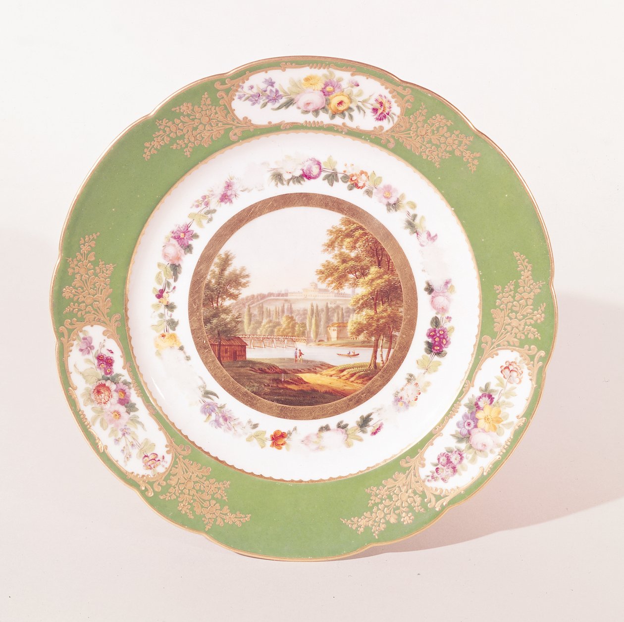 A régi Pont de Sevres-t és a Pavillon de Breteuil-t ábrázoló tányér, Párizsban készült (porcelán) alkotó: Feuillet