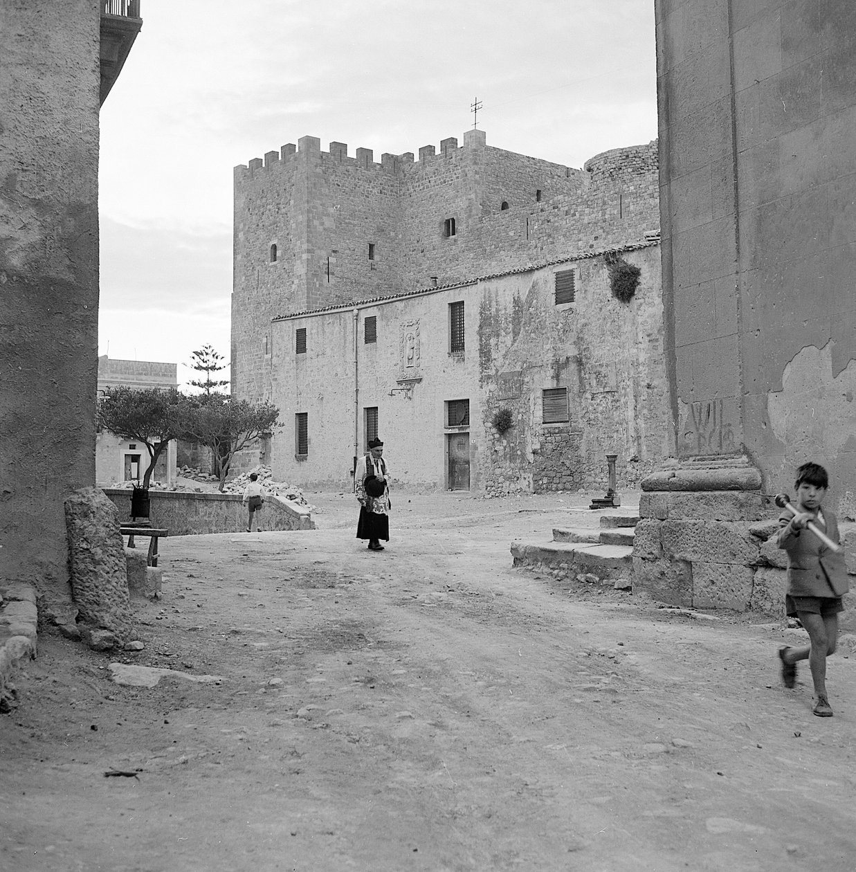Salemi látképe a várral, Szicília alkotó: Fosco Maraini