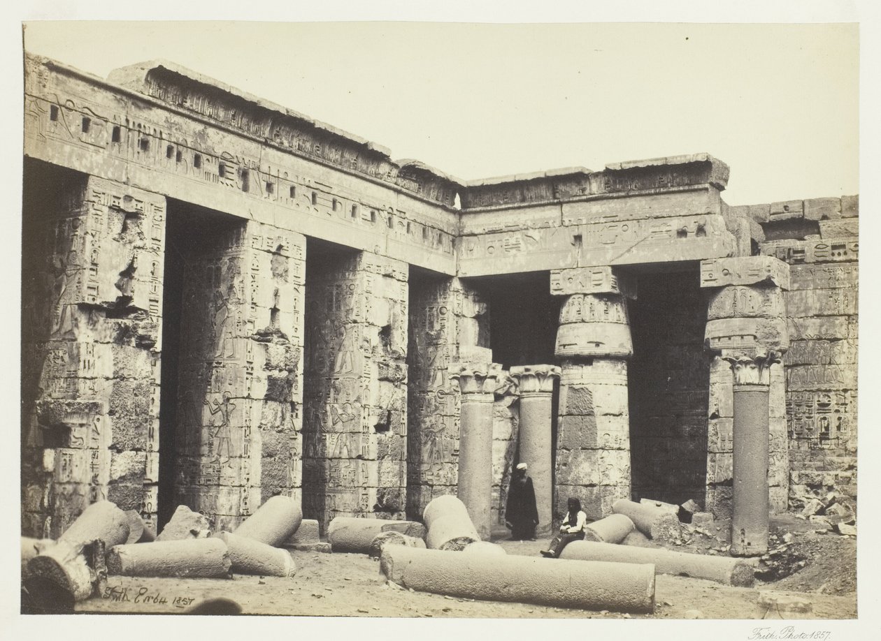 Medinet Habbo belső udvara, Théba alkotó: Francis Frith