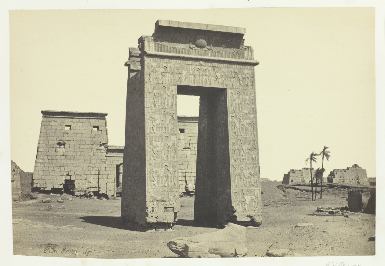 Sculptured Gateway, Karnac, 1857. alkotó: Francis Frith