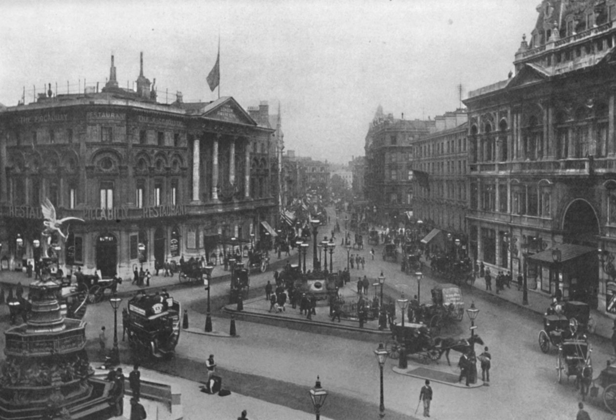 Piccadilly Circus, 1909. alkotó: Frith and Co