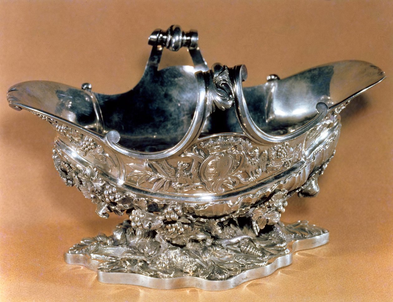 Mme asztalára készült mártáshajó. de Pompadour, címerével, Párizs, 1745-55 (ezüst és aranyozott parcella) alkotó: Francois Joubert
