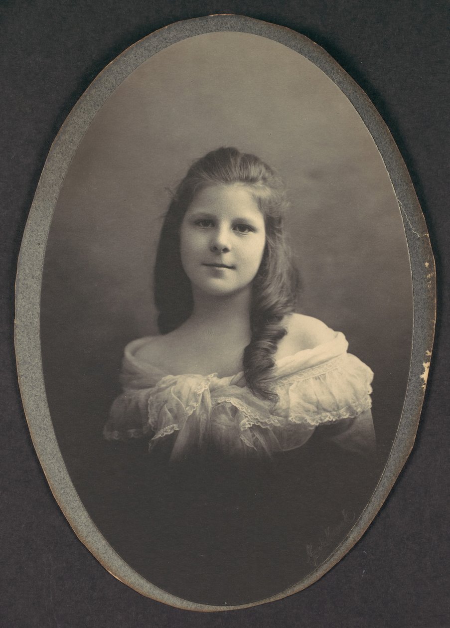 [Lány, fehér vállruhás], 1890-es évek. alkotó: Frederick Gutekunst