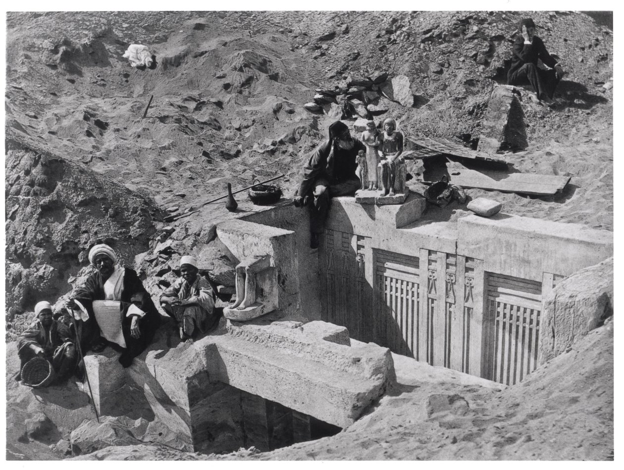 Auguste Mariette (1821-81) masztabán ült a szakkarai ásatások során, az 1878-ban megjelent Voyage dans la Haute Egyptből alkotó: French Photographer