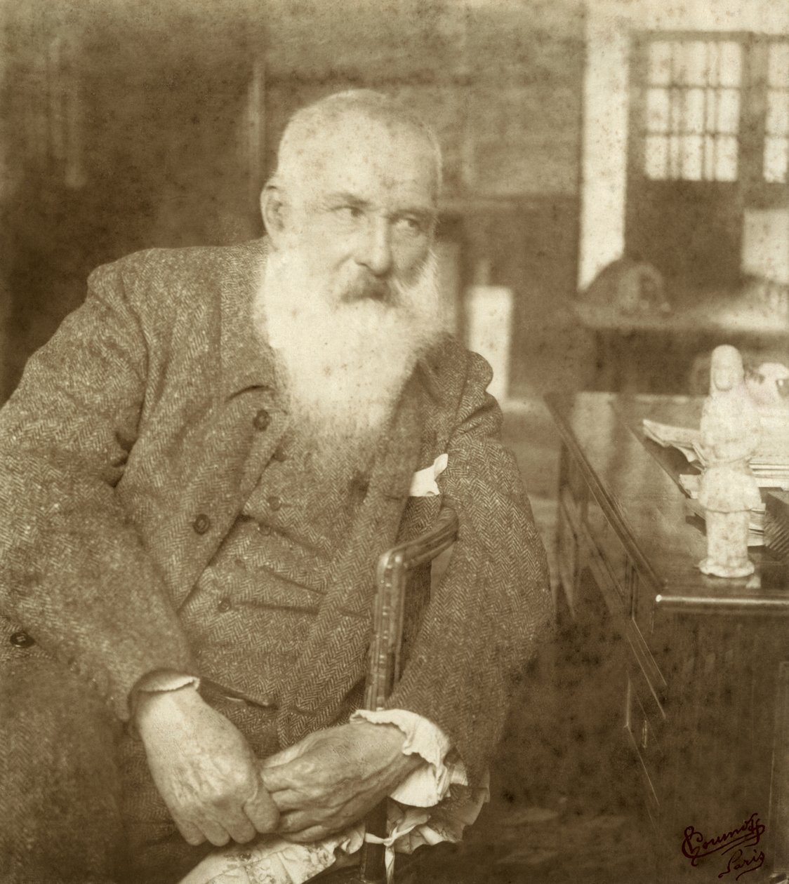 Claude Monet (1841-1926) Tanagra szoborral, 20. század eleji (zselatin ezüst nyomattal) alkotó: French Photographer