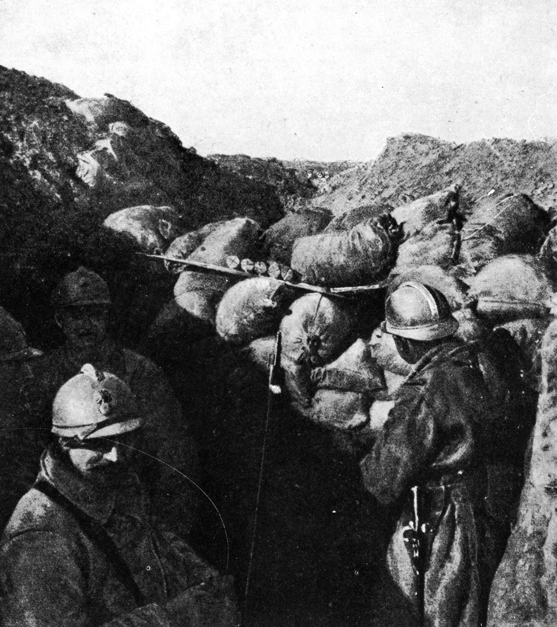 Ellenségek ugyanabban a lövészárokban az első világháború alatt, francia és német katonák, akiket csak homokzsákfal választott el (bw fotó) alkotó: French Photographer