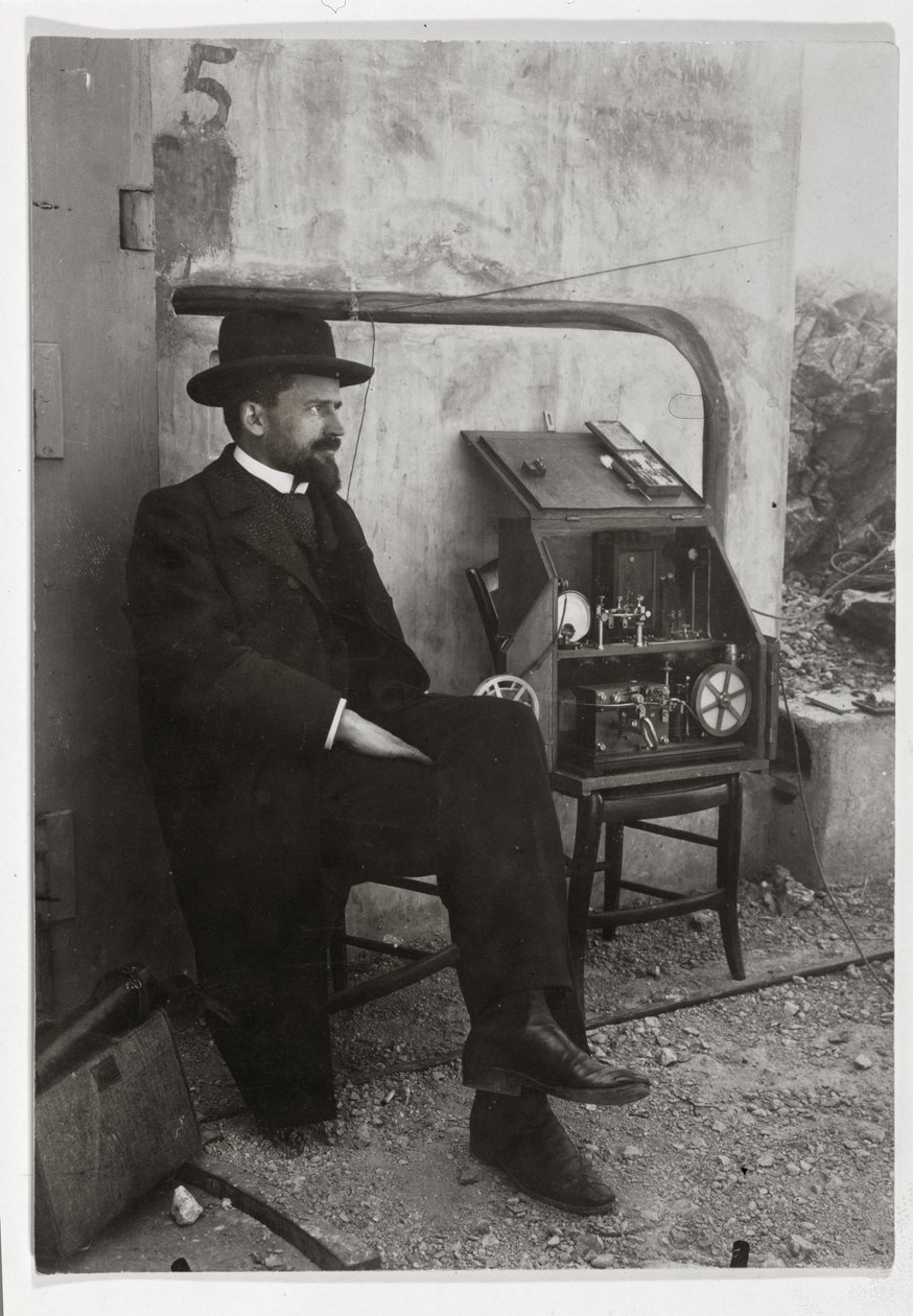 Gustave Ferrie az első TSF gépe mellett, 1900 körül alkotó: French Photographer