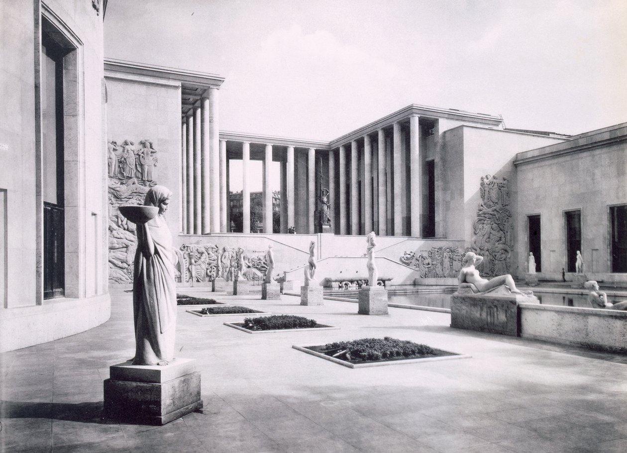A Modern Művészetek Múzeumának belső udvara a Párizsi Nemzetközi Kiállításon, 1937 alkotó: French Photographer