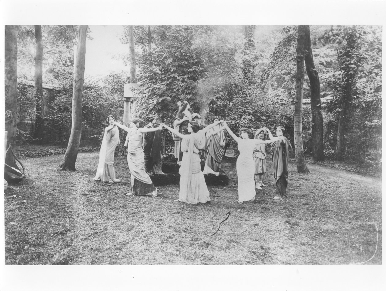 Nathalie Clifford Barney (1876-1972) tógába öltözött táncosokkal alkotó: French Photographer