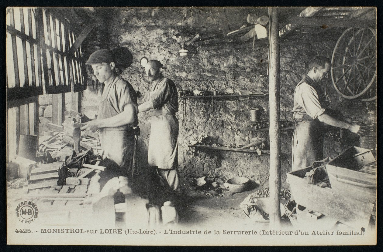 Képeslap egy lakatosműhelyt ábrázoló Monistrol sur Loire-ban, Le Puy-en-Velay, 1900 körül alkotó: French Photographer