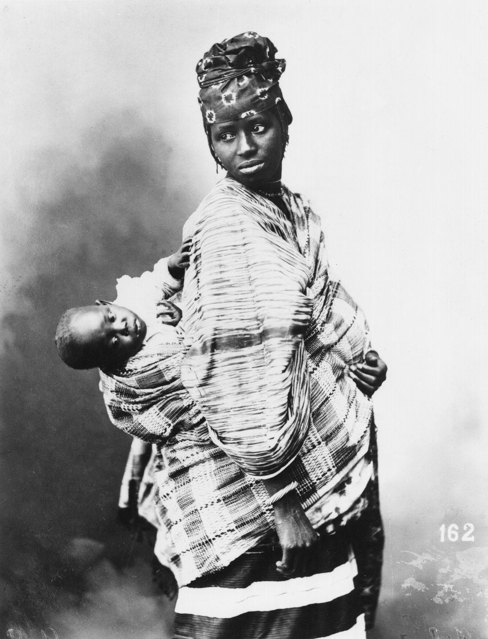 Szenegáli anya és gyermeke, 1900 körül alkotó: French Photographer