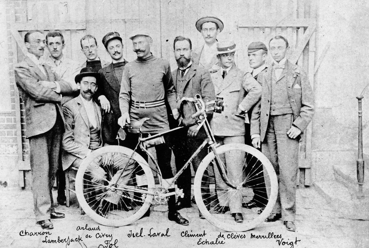 A Racing kerékpáros Jiel-Laval Clement kerékpárjával, 2. a Párizs-Brest versenyen, 1891 alkotó: French Photographer