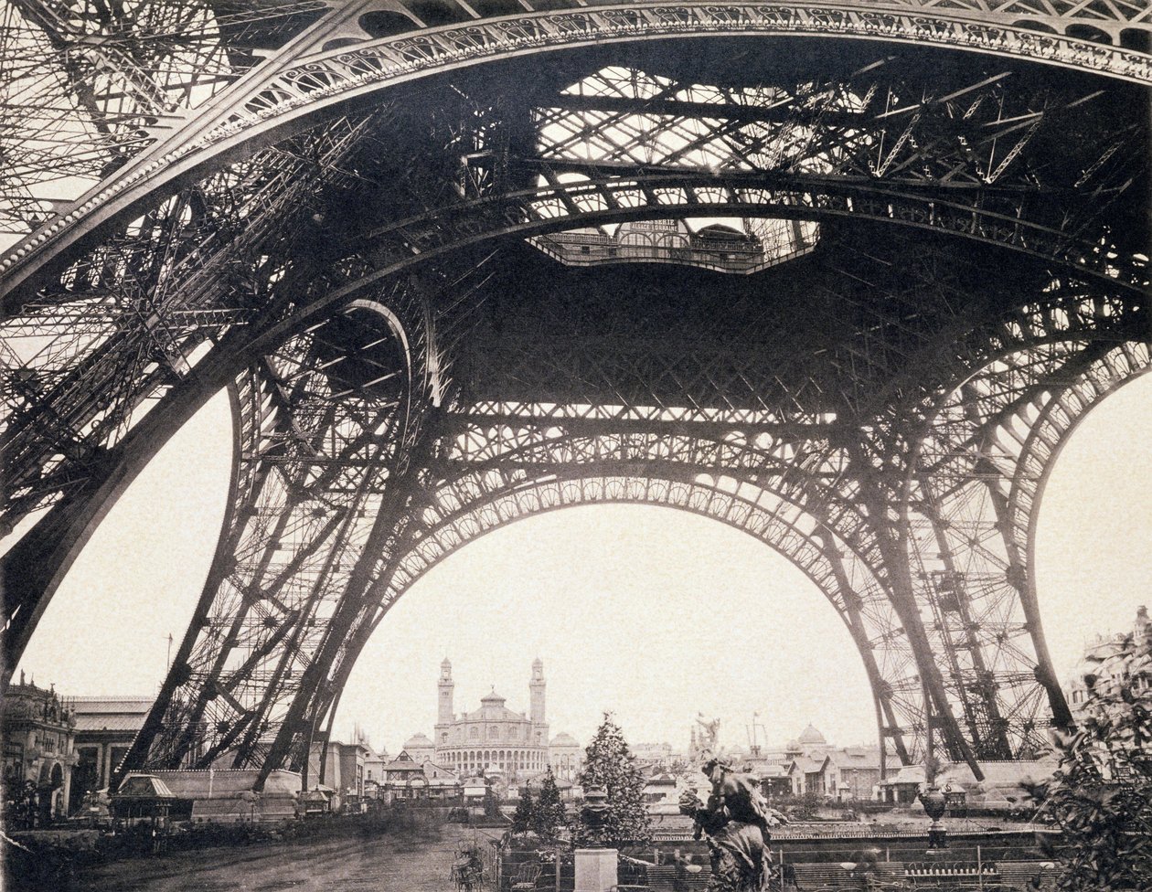 Az Eiffel-torony alatt, felemelkedés előtt, a L