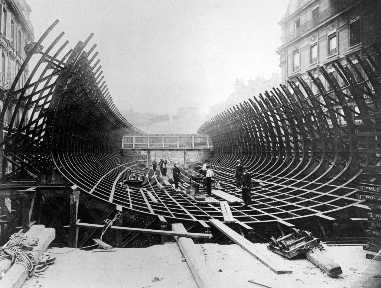 Munka a párizsi metrón a Place Saint-Michelnél, amely bemutatja a Caisson építését, mielőtt a Szajnába helyezték volna, 1906 körül alkotó: French Photographer