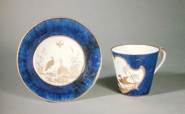 Kék alapon madarakkal díszített csésze és csészealj, Vincennes műhely (porcelán) alkotó: French School