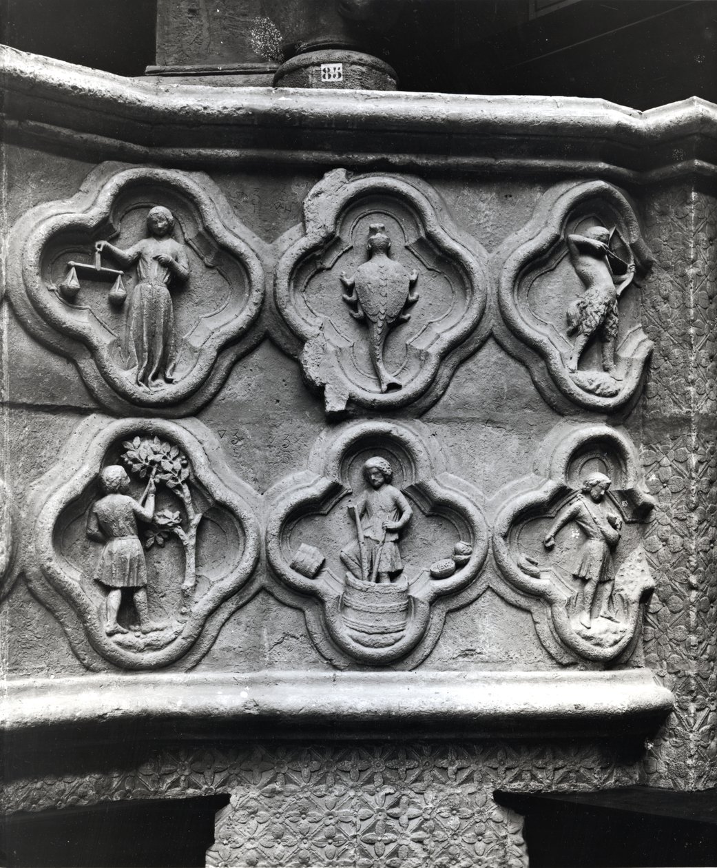 Négyszárnyúak az állatöv jegyeivel és az év munkásaival, az amiens-i Notre-Dame katedrálisból (kőből öntött gipsz) alkotó: French School