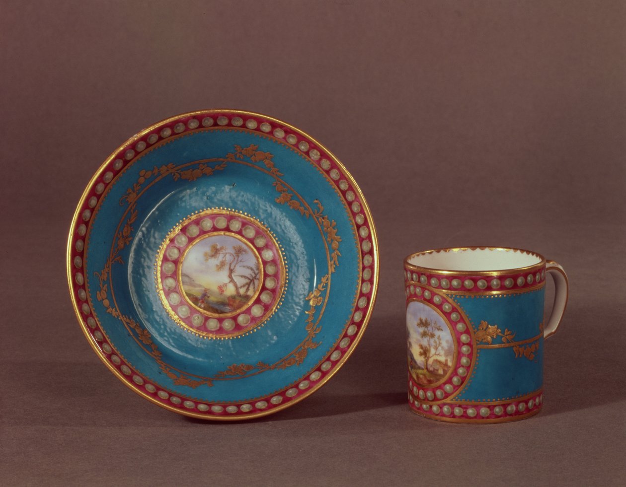 Sevres bleu celeste kávéscsésze és csészealj, 1780 körül (porcelán) alkotó: French School