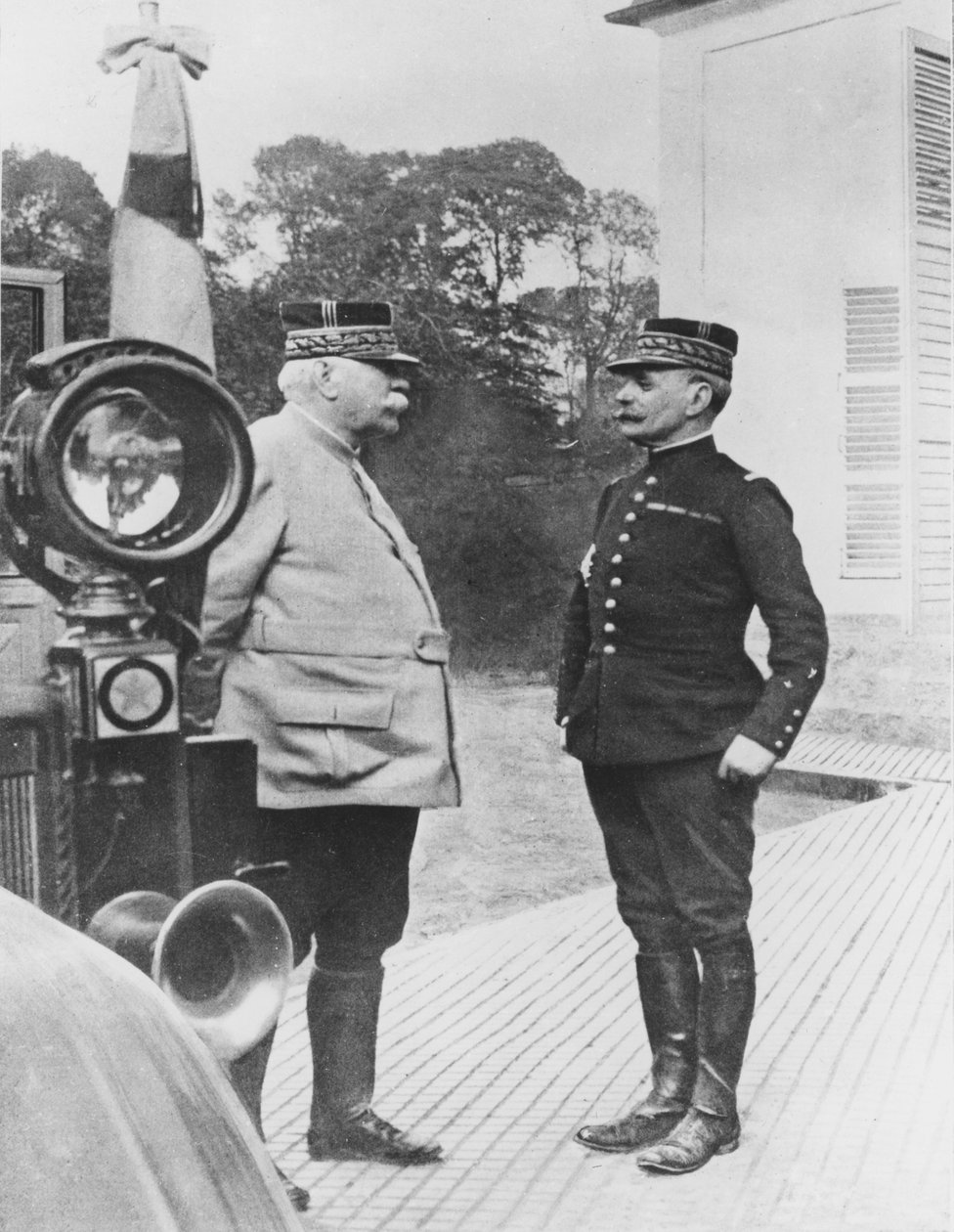 Joffre tábornok és Foch tábornok, 1914 alkotó: French Photographer