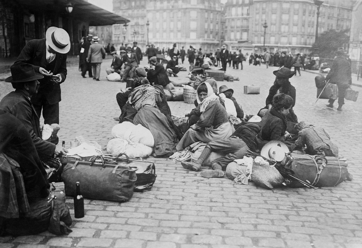 Háborús menekültek, Gare de Lyon, Párizs, 1914 alkotó: French Photographer