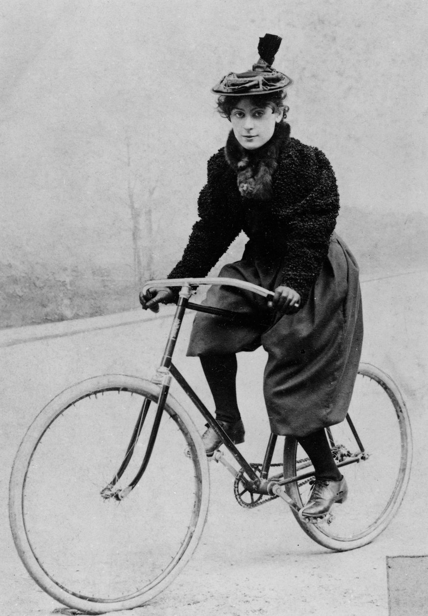 Nő kerékpáron, 1894 alkotó: French Photographer