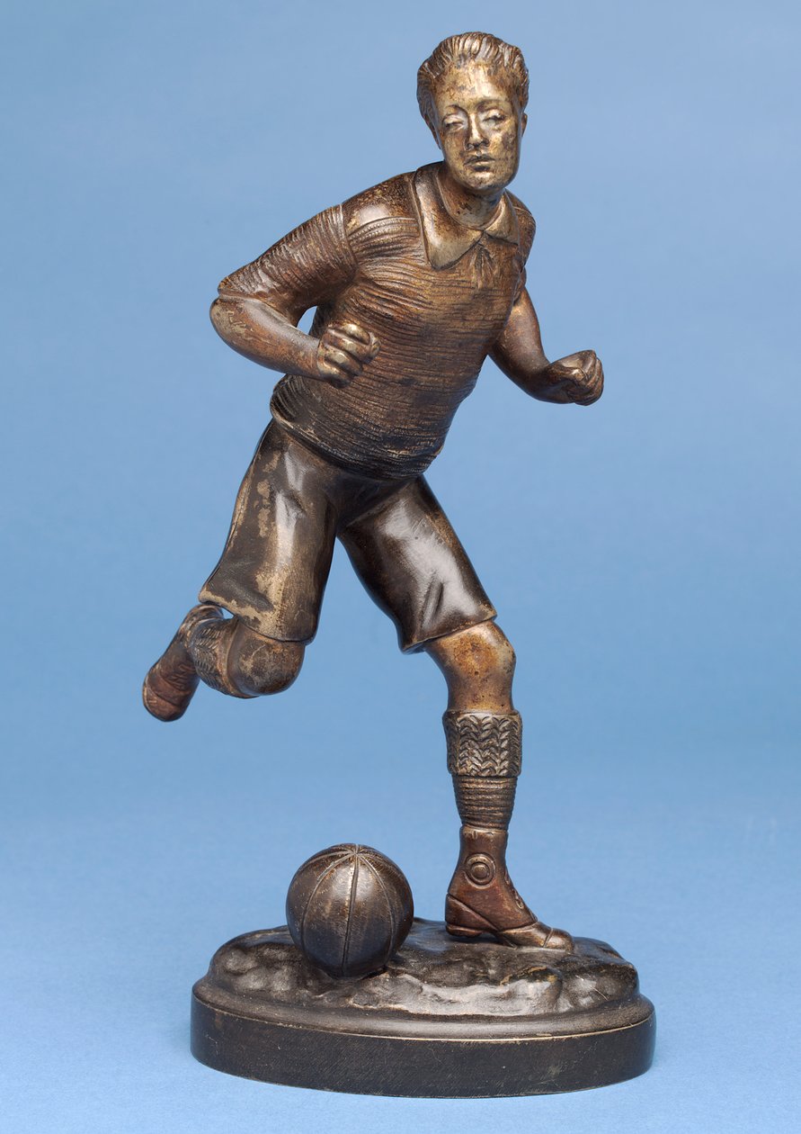 Labdával futó labdarúgó, 1900 körül (bronz) alkotó: G. Omerth