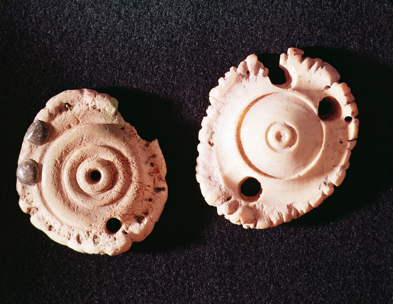 Két amulett (csont) alkotó: Gallo Roman
