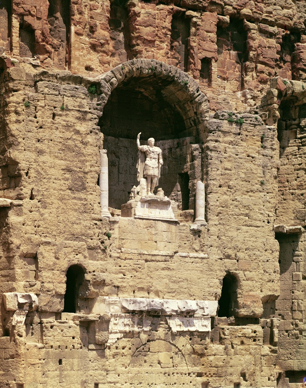 Augustus Caesar császár szobra (Kr. e. 63-i.sz. 14) a római színházban alkotó: Gallo Roman