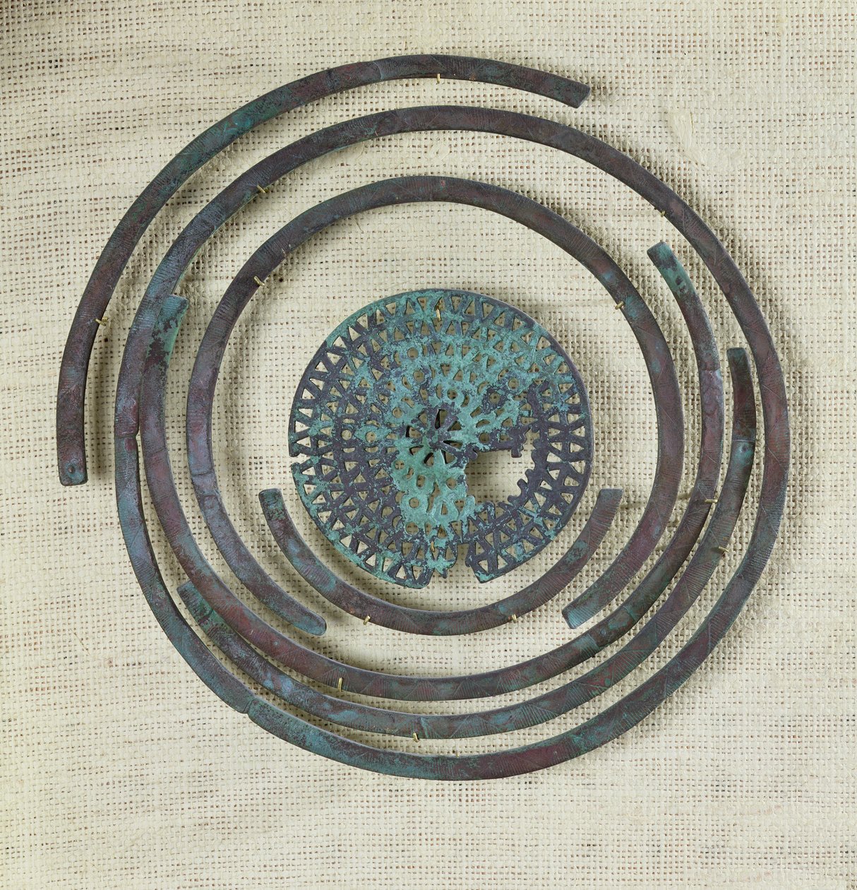 A „Szerénység pajzsaként” ismert ékszerek a Flagey-i Cassard-káprázatból, Hallstatt Civilization (Kr. e. 745-475) (bronz) alkotó: Gaulish
