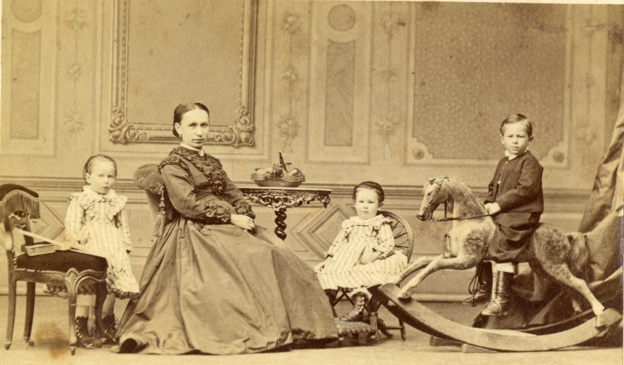 Fiatal fiú hintalovon, családja körében, 1860-as évek (albumin nyomat) alkotó: Georg Friedrich Brandseph