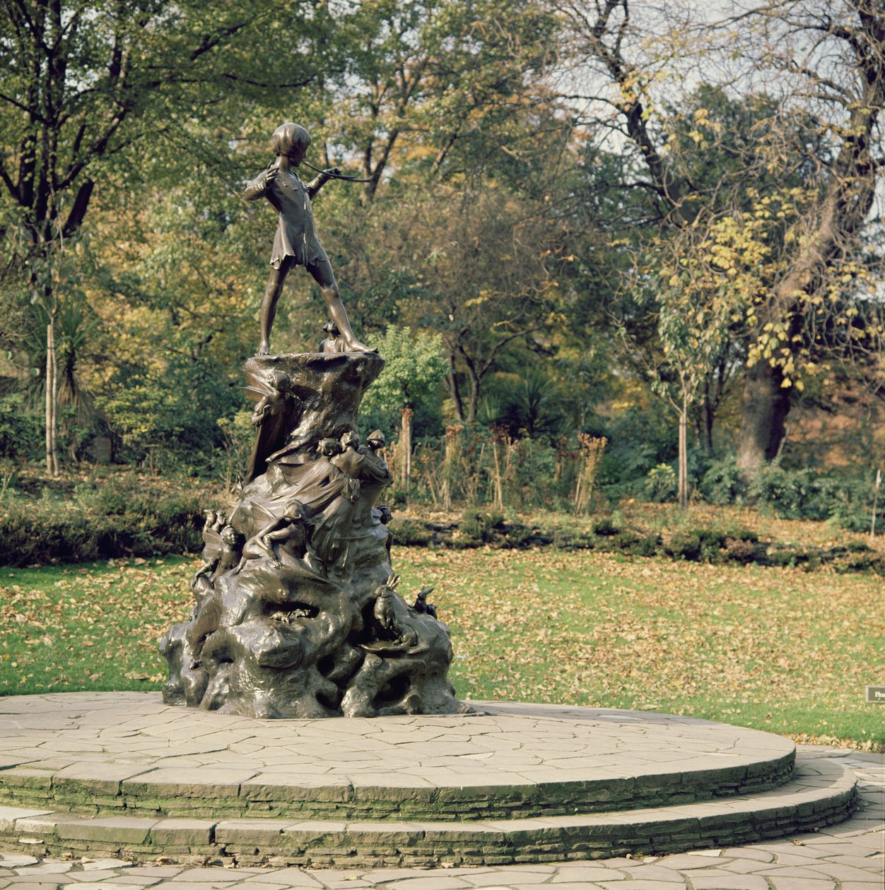 Pán Péter, 1912 (bronz) alkotó: George James Frampton