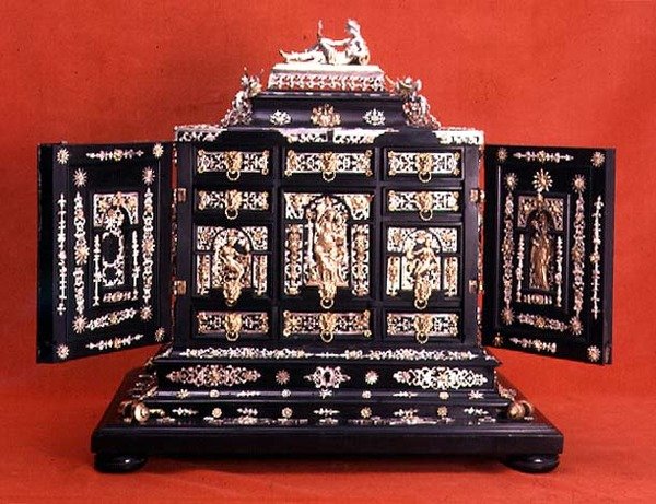 Szekrény, ezüst-aranyozott tartókkal, német, 1600 körül (ébenfa és ezüst-aranyozott) alkotó: German School