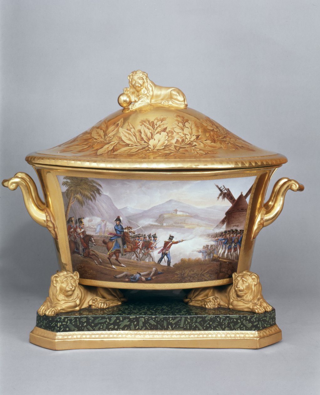 Tureen a porosz vacsoraszolgálatról, Berlin, 1816-19 (porcelán és aranyozott) (lásd még 10534) alkotó: German School