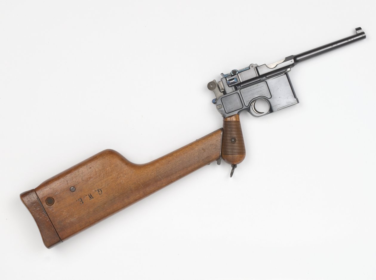 Mauser C96 7,63 mm-es pisztoly alkotó: German School