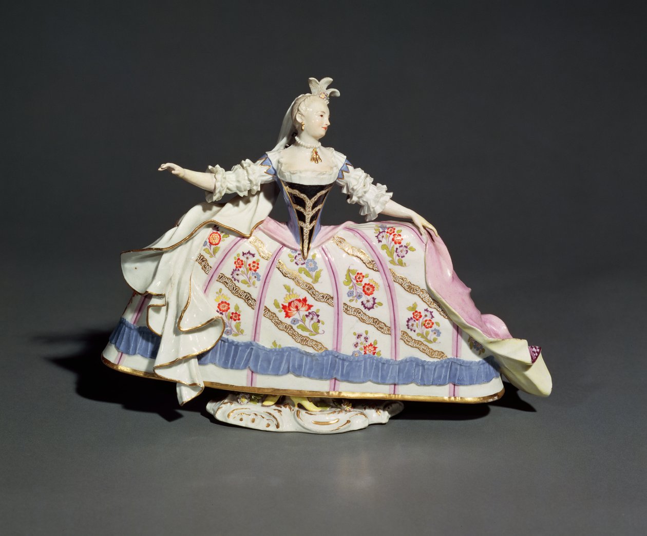 Meisseni nőfigura (porcelán) alkotó: German School
