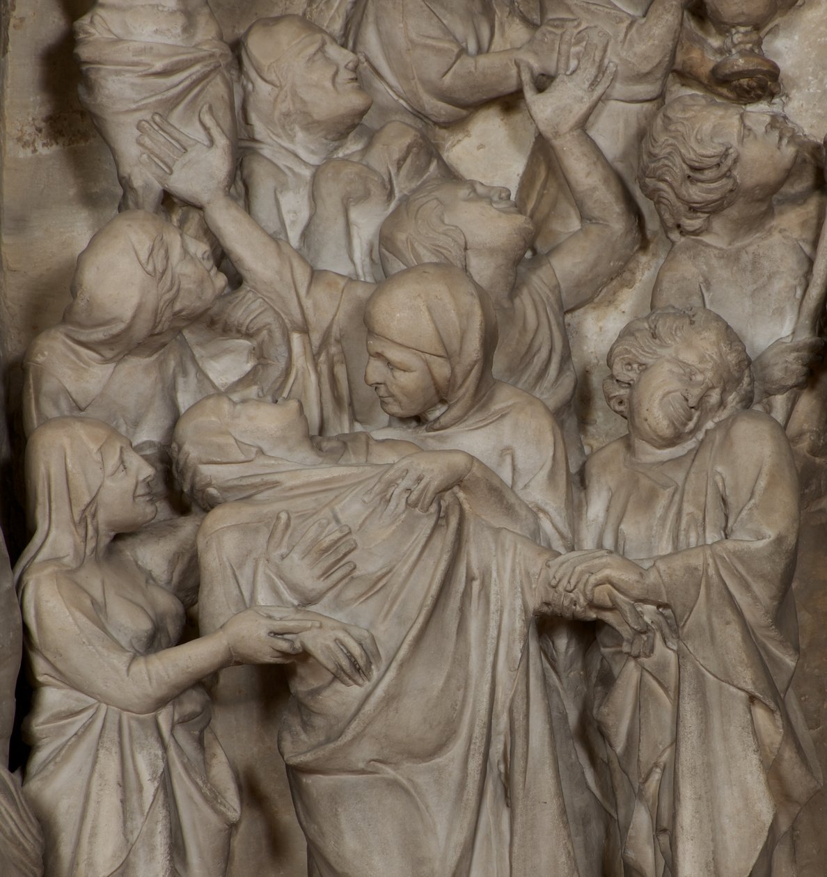 A keresztrefeszítés részlete a SantAndrea templom szószékén. c.1298-1301 márvány alkotó: Giovanni Pisano