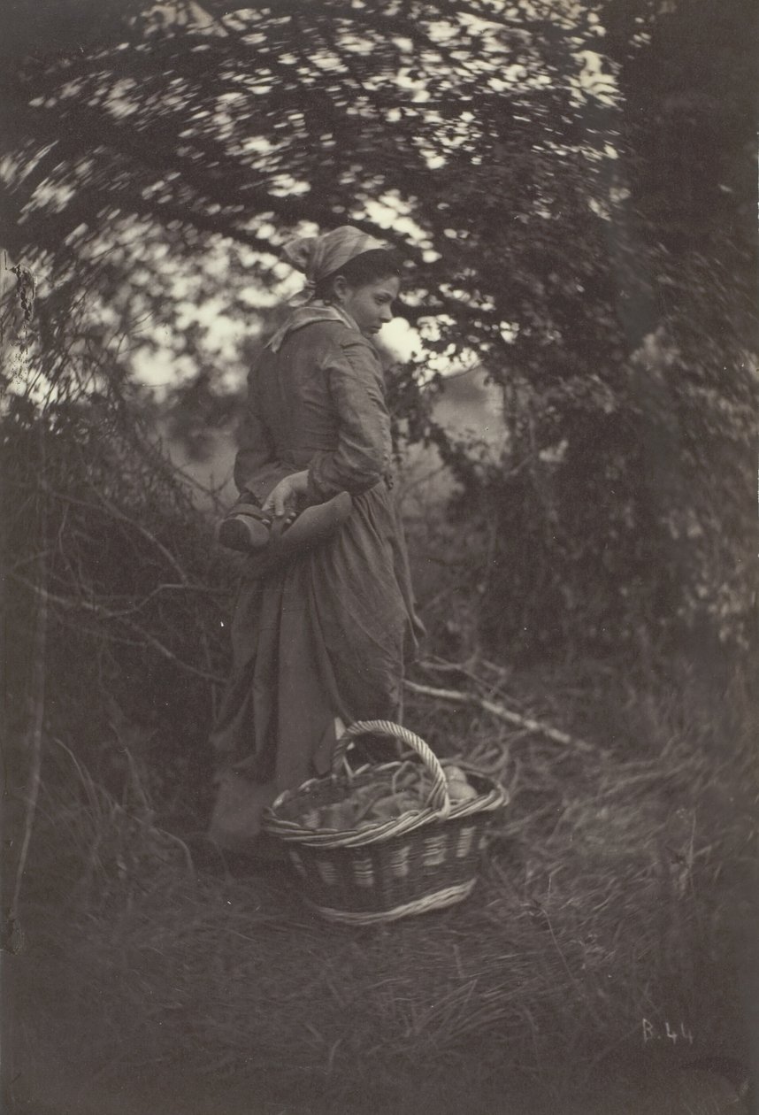 Nő áll kosárral a földön, 1870. alkotó: Giraudon
